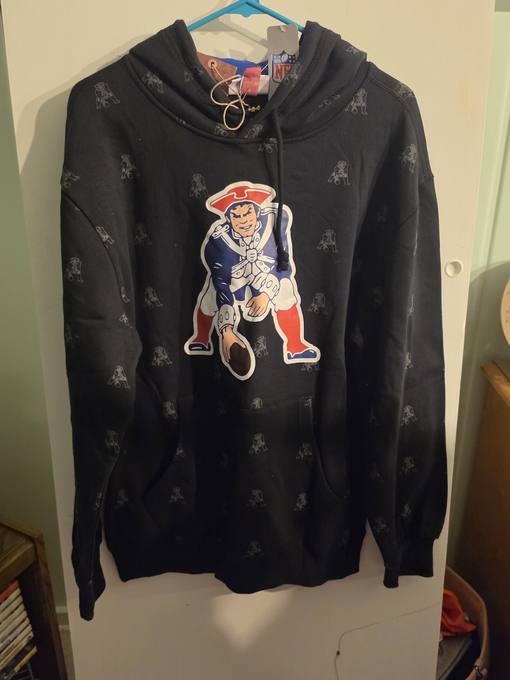 NWT NFL New England Patriots Hoodie (Size Medium)